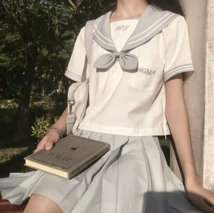 娜娜的玫瑰战争封面